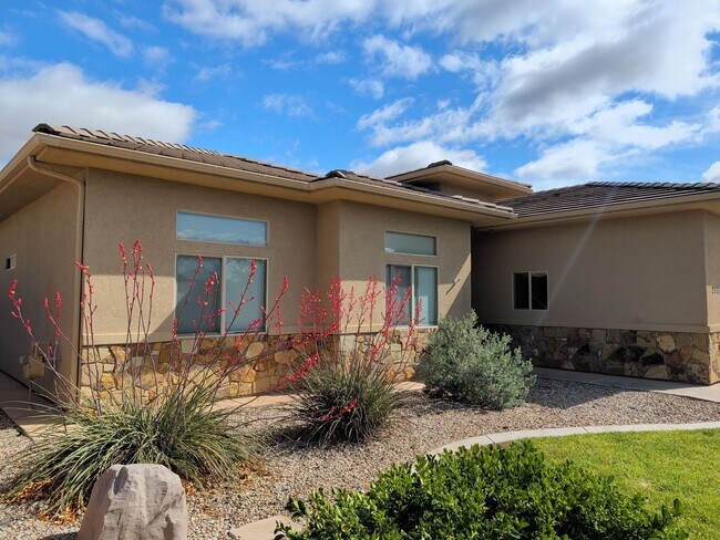 Photo - 4 Bedroom Home Near Pine View High School With 2 Car Garage