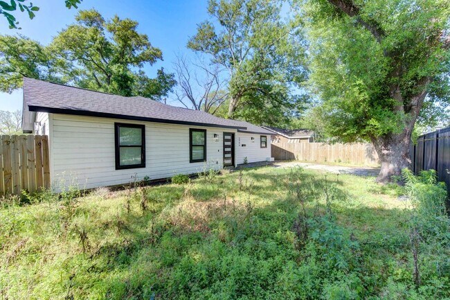 Photo - 5906 Hilary St