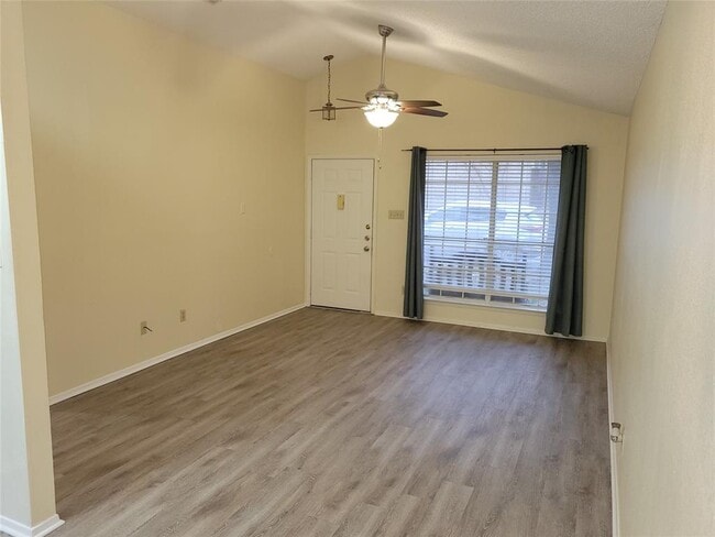 Photo - 1015 E Yager Ln Unidad 69