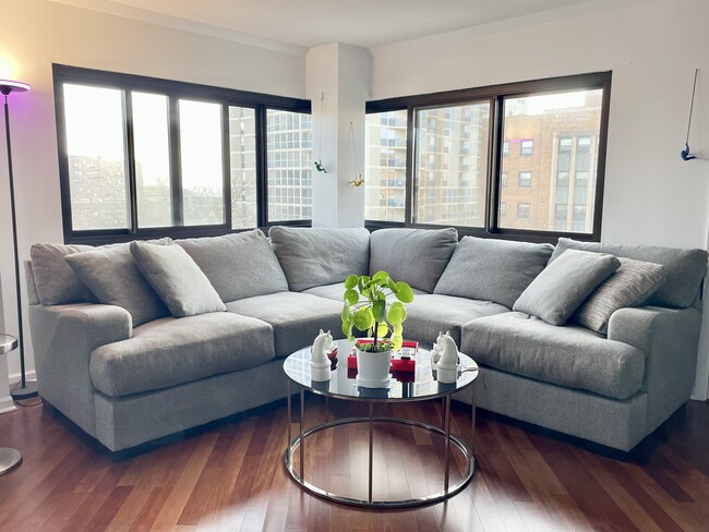 Living Room - 1633 N Prospect Ave Unit Modern Chic Condo on Lake