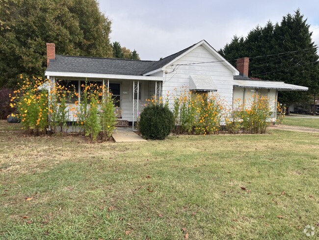 Building Photo - "Charming 2-Bed Retreat on Pisgah Church Rd!" Rental