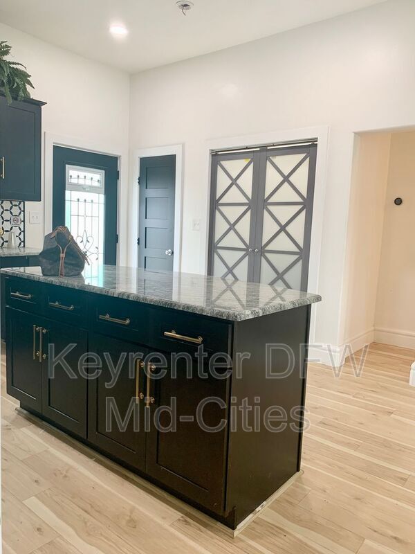 Photo - 1512 W Twelfth St