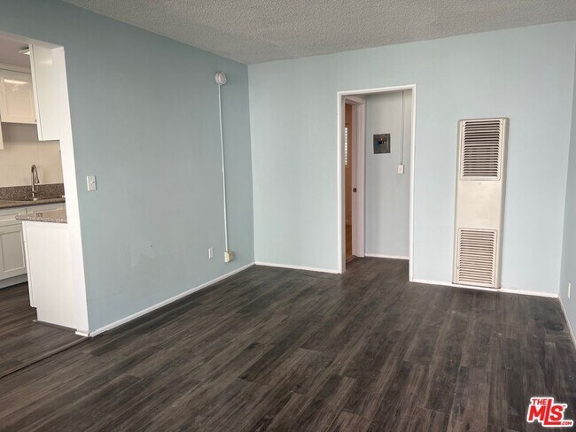 Photo - 2023 Reservoir St