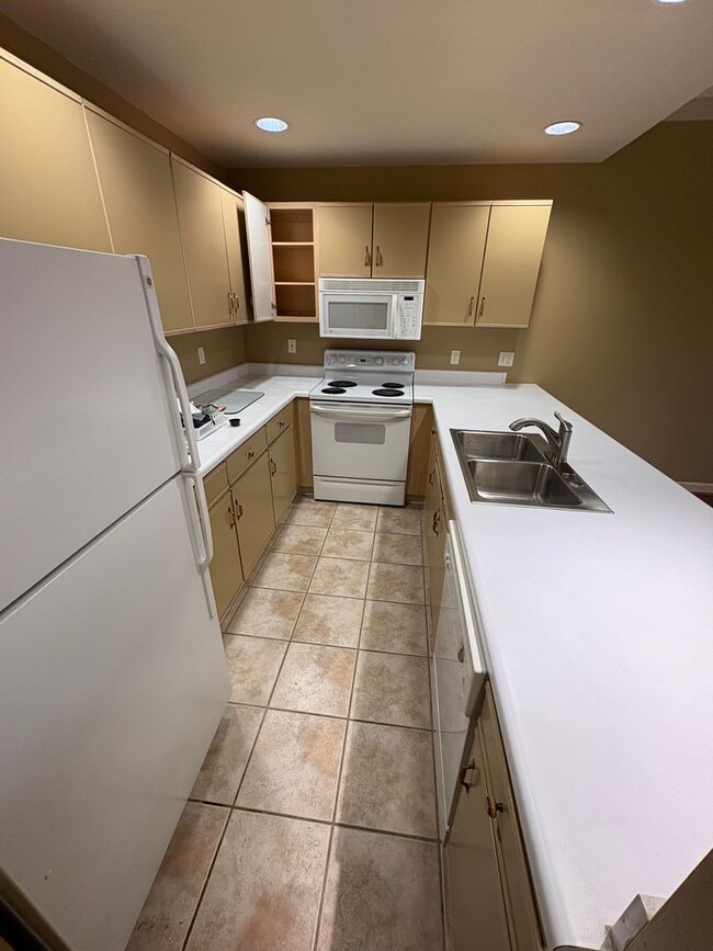 Photo - Plaza Pavilion 1 Bed / 1 Bath Condo | HOA w/Most Utilities Included | Garage Parking & Balcony Unit 403