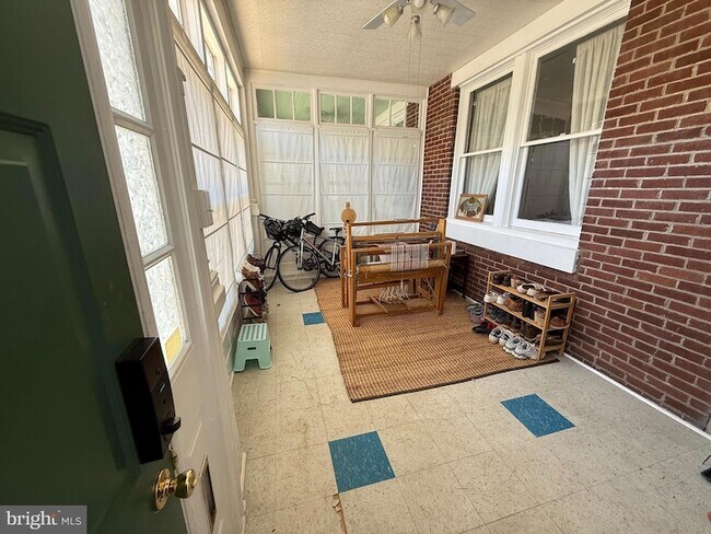 Photo - 3368 Vaux St