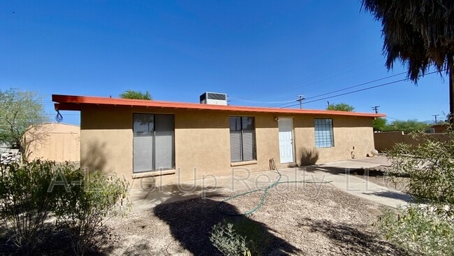 Building Photo - 700 W Calle Colado