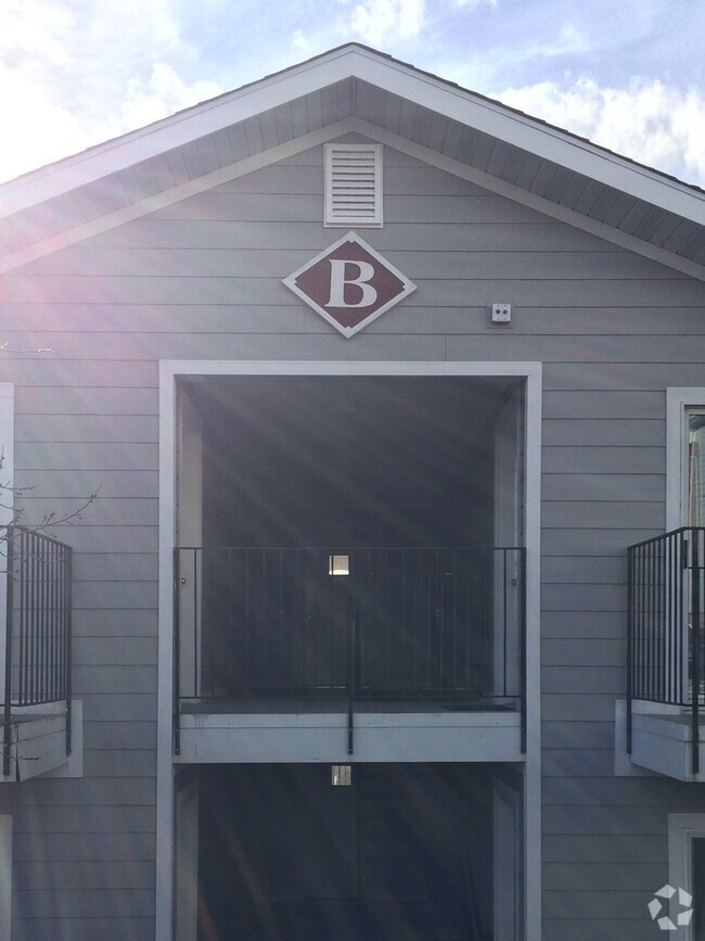 Building Photo - 3 Bd/2 Ba Condo on College Hill!  One mont...