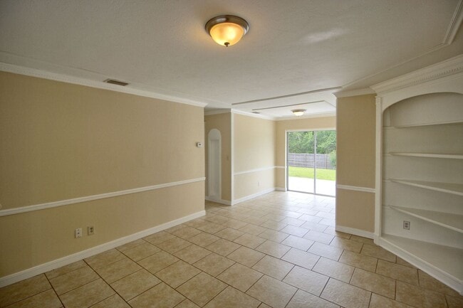Photo - 323 Elm Dr