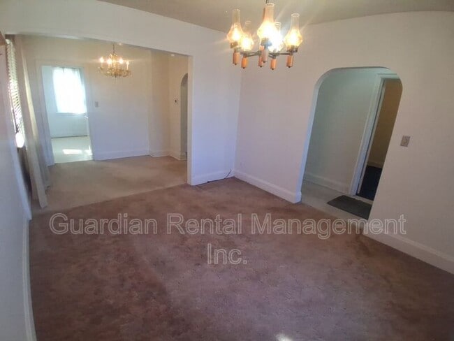 Photo - 166 Court St S