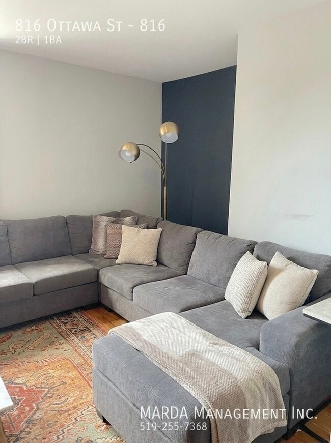 Building Photo - CHARMING 2 BED/1BATH APT ON OTTAWA + HYDRO & GAS! Unit 816