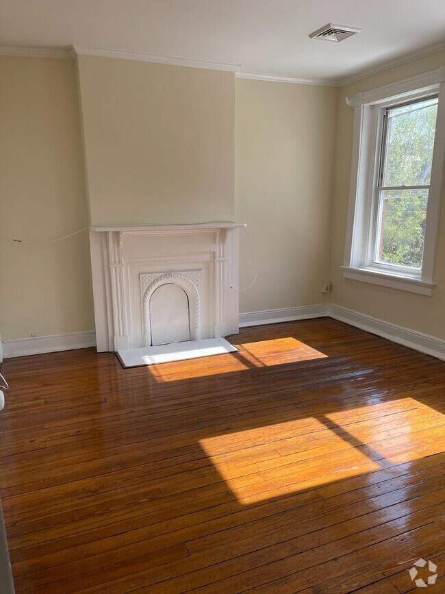 Building Photo - Newly Updated 3 bdrm/2 bath House Located ...