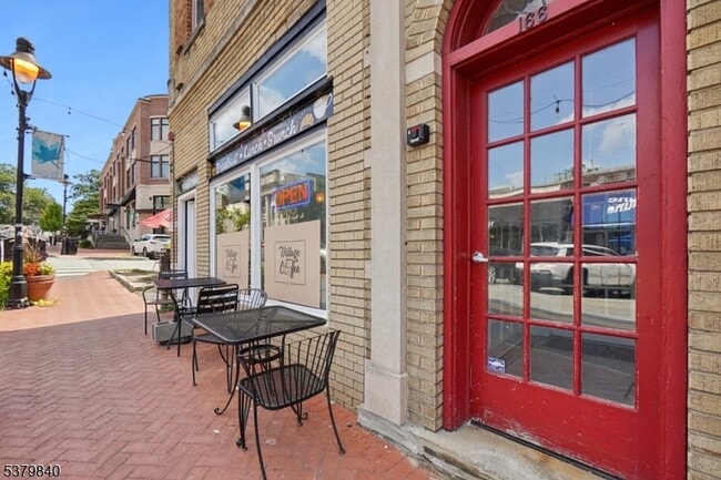 Building Photo - 166 Maplewood Ave Unit 1 Rental