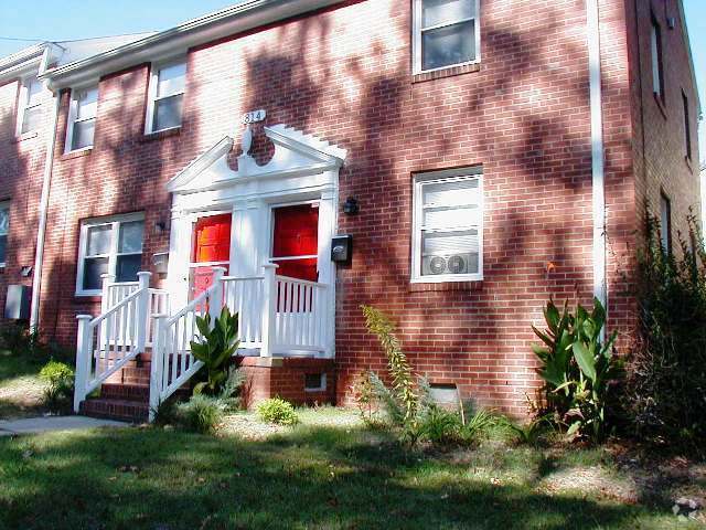 Building Photo - End Unit Townhouse with Hardwoods / W&D / ...