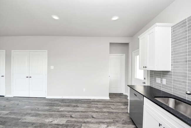 Building Photo - 688 Swallow Dr