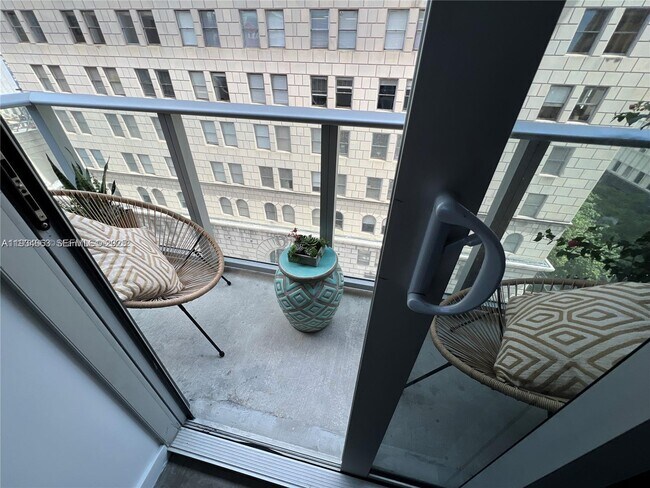 Photo - 151 SE 1st St Unidad 702