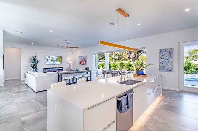 Photo - 2585 Clematis St