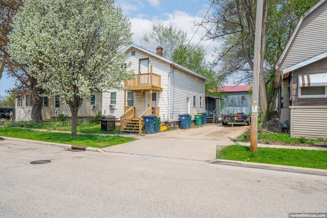 Building Photo - 231 W Follett St Unit 1