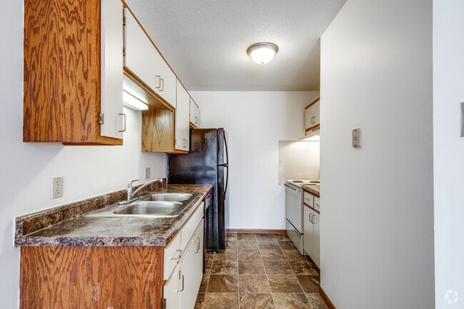 2BR, 1BA -1050SF - Kitchen - Covington Place Apartments