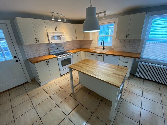 Building Photo - 60 William St Unit 1