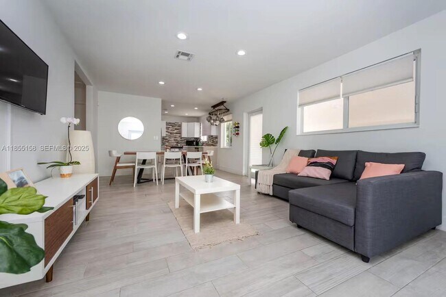 Photo - 350 NW 50th St