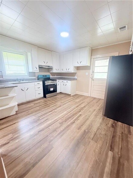 Photo - 735 Ontario Ave House