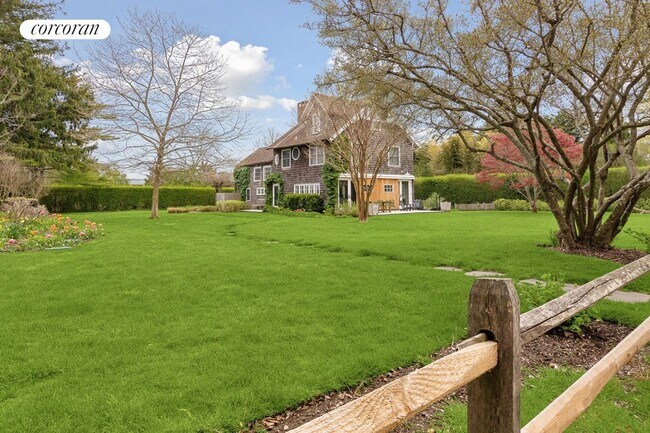 Photo - 114 Wainscott Main St