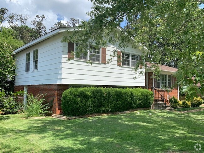 Building Photo - THREE BEDROOM/TWO BATH SPACIOUS HOME - CON...