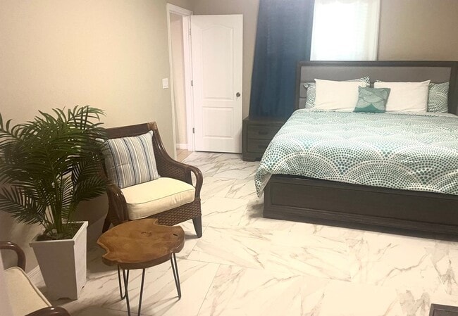 Photo - 701 SW McComb Ave