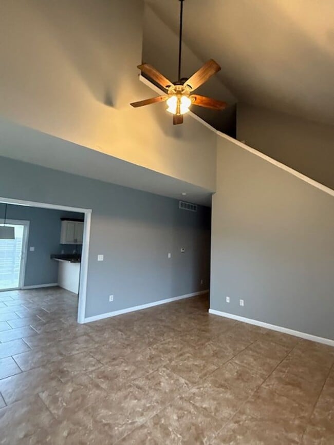 Photo - 404 Dalhlia Dr