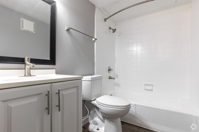 1BR, 1BA - 654SF - Bathroom