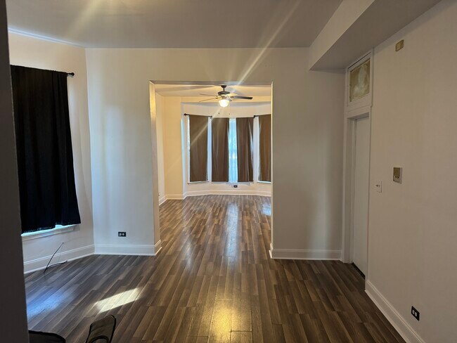 Photo - 635 W 62nd St Unidad 2