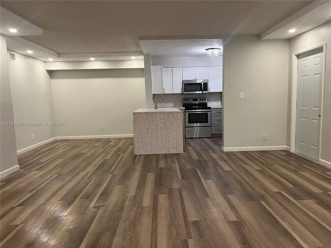 Building Photo - 3001 N Oakland Forest Dr Unit 1104 Rental