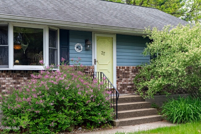 Photo - 37 Ichabod Ln