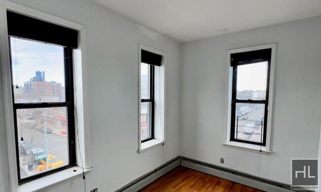 Building Photo - 36 AVENUE Unit 4E