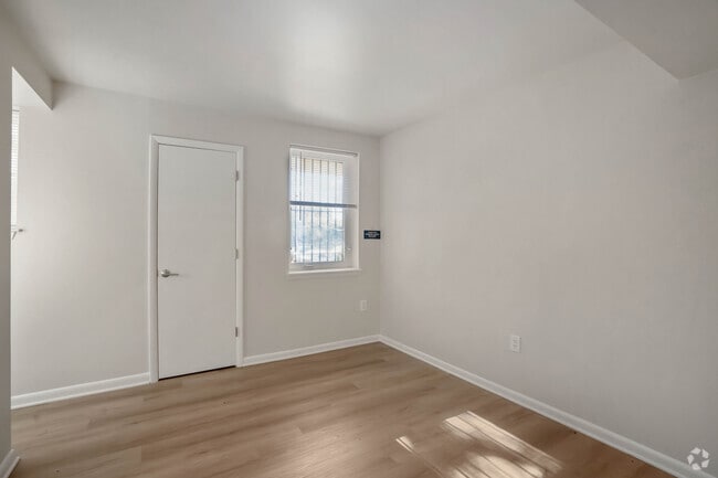 2BR, 1BA - 730SF