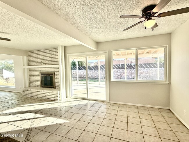 Photo - 5208 La Taste Ave