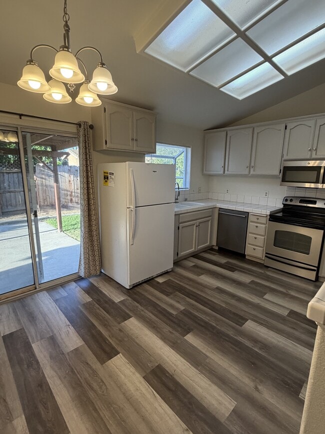 Building Photo - 562 Moonbeam Way