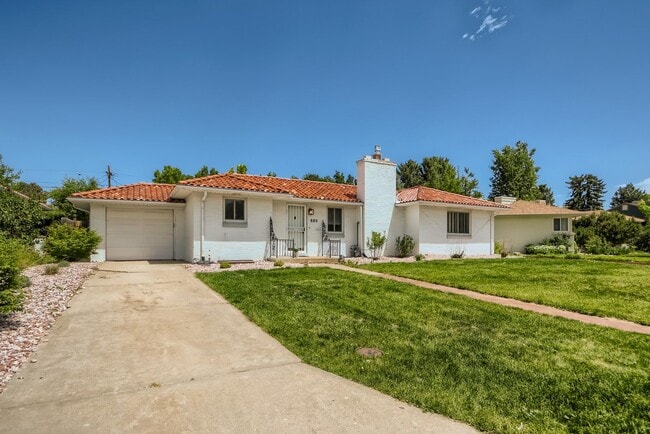 Building Photo - Evolve Real Estate: Meticulously Maintained 3 Bed RANCH Home with Deck and Large Backyard Availab...