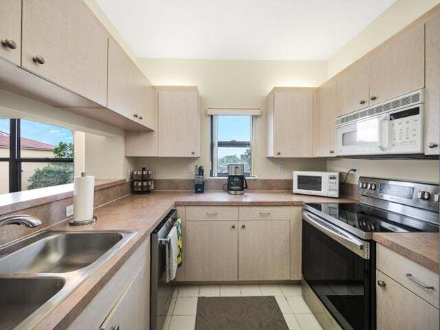 200 Uno Lago Dr Unit 200 UNO LAGO Drive 405, J
