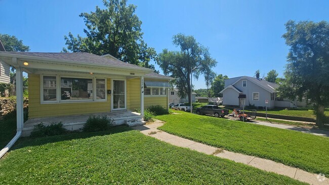 Building Photo - Mid Century 3 Bedroom Rental