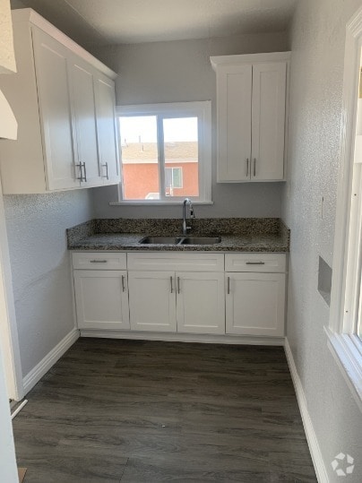 Building Photo - Spacious 2-Bedroom Apartment in Prime Los ... Unit 3