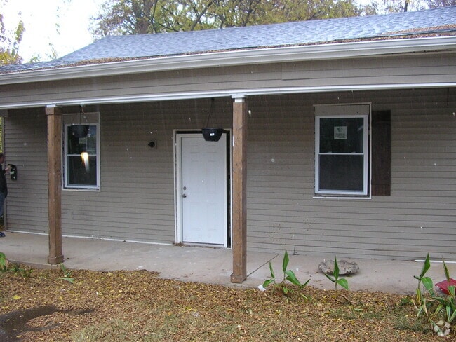 Building Photo - 1505 Neal St Rental