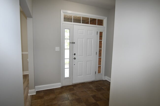 Photo - 486 Sussex Dr SW