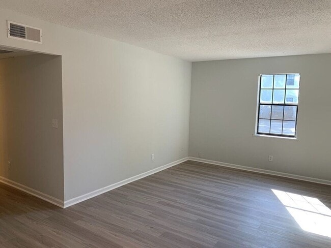 Photo - Fully Renovated 2 Bed 1 Bath Apartment By Downtown Summerville! Unidad 14