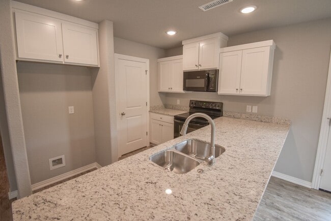 Photo - 2 Bedroom 2 Bathroom Home!!