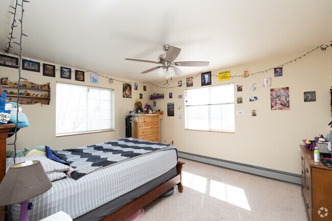 2BR, 1BA - 930SF - Bedroom