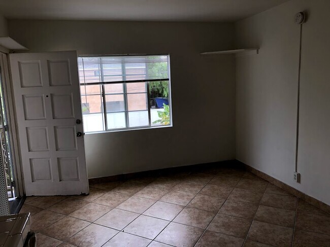 Photo - 1005 N Heliotrope Dr Unidad .75