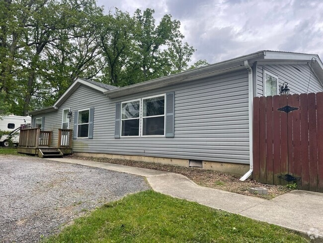 Building Photo - 3 Bedroom 2 Full Bath Home In Valpo