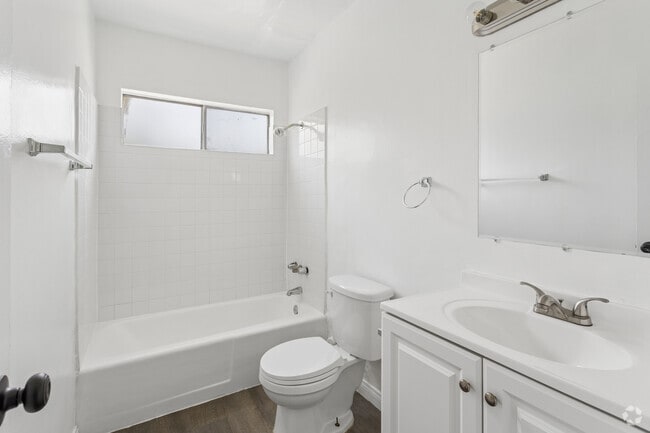 1BR, 1BA - 882SF - Bathroom