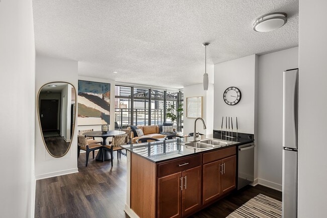 Photo - 659 W Kinzie St